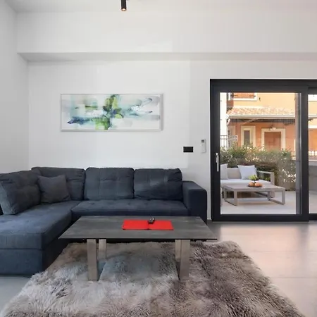 Holiday House M