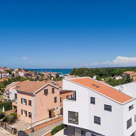 Holiday House M